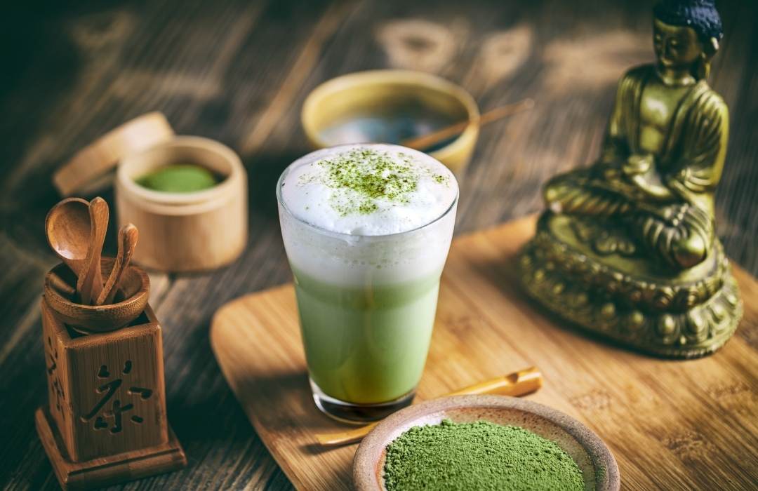 Chá matcha preparado com leite