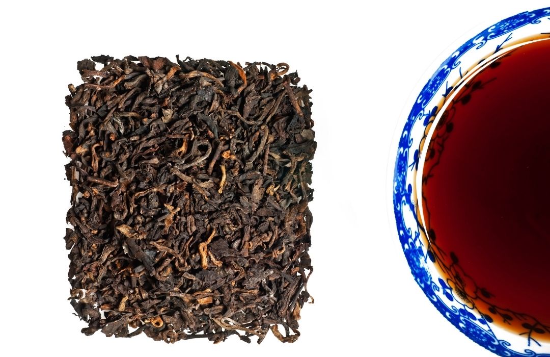 Chá vermelho ou pu erh solto e em xícara