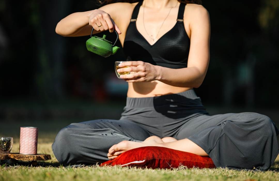 Preparando té antes de meditar