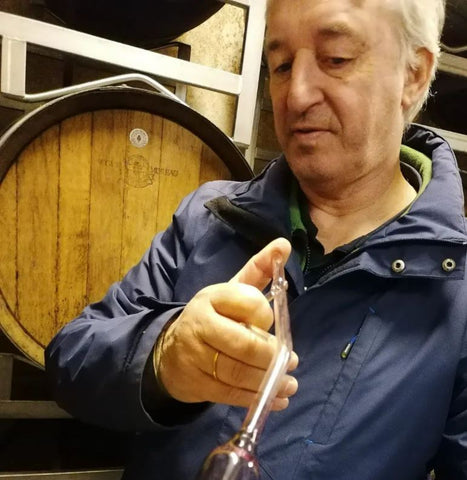 Sepp Muster im Weinkeller in der Südsteiermark