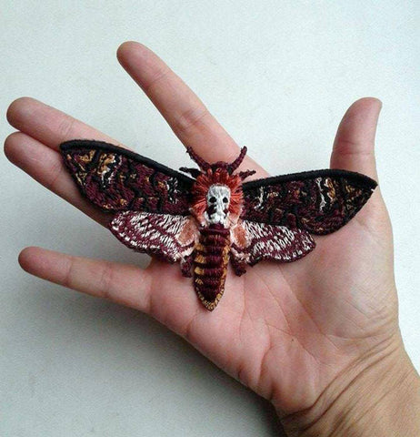tête de mort broderie de papillon de nuit fait à la main bijoux inchoo