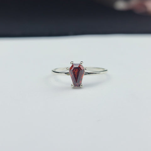 bague de fiançailles cercueil grenat rouge, bijoux inchoo, cadeau saint valentin