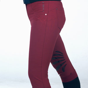 Pantalon d'équitation avec basanes silicone pour petites cavalières Flags&Cup rouge porté
