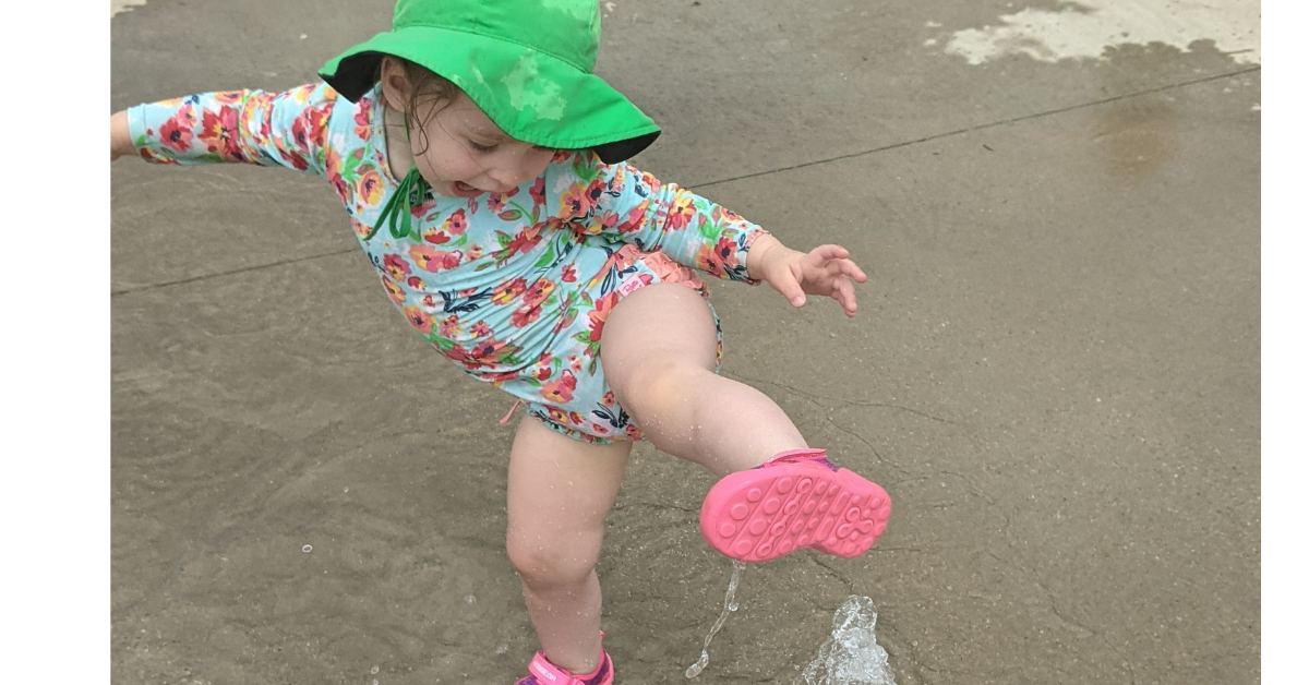 the kid is playing with her summer hat