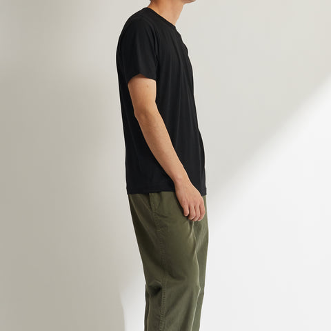 モデル：男性176cm、MEN'S メリノウール100%半袖TシャツLサイズの着用画像（横）