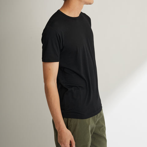 モデル：男性176cm、MEN'S メリノウール100%半袖TシャツMサイズの着用画像（横）