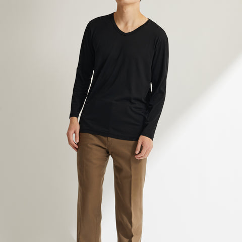 モデル：男性181cm、MEN'S メリノウール100%Vネック長袖TシャツLサイズの着用画像（前）
