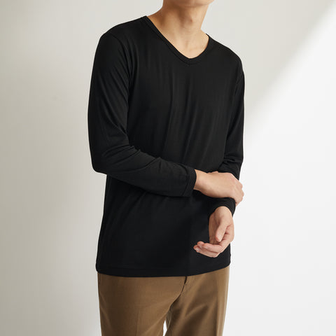 モデル：男性181cm、MEN'S メリノウール100%Vネック長袖TシャツLサイズの着用画像（前）
