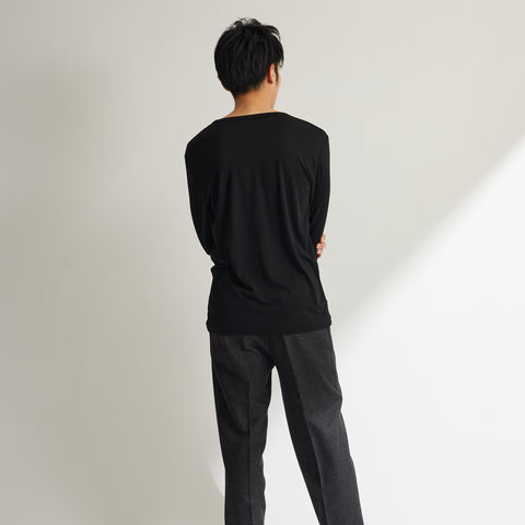 モデル：男性176cm、MEN'S メリノウール100%Vネック長袖TシャツLサイズの着用画像（後）