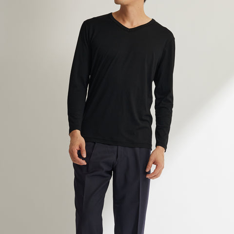 モデル：男性176cm、MEN'S メリノウール100%Vネック長袖TシャツMサイズの着用画像（前）