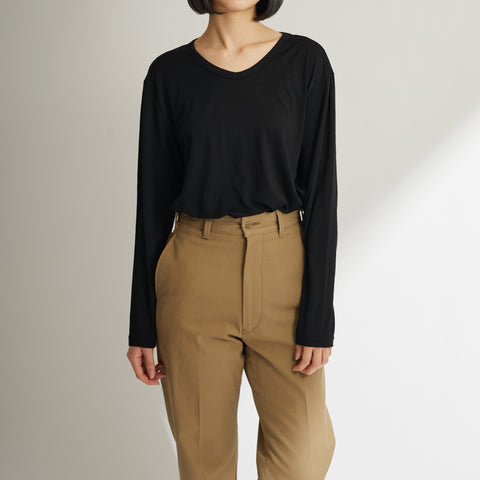 モデル：女性168cm、MEN'S メリノウール100%Vネック長袖TシャツLサイズの着用画像（前）