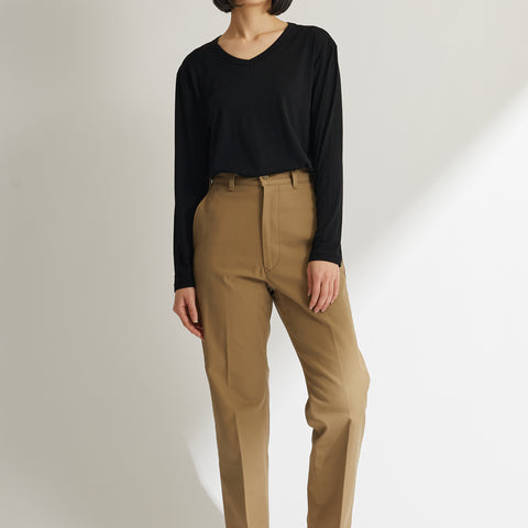 モデル：女性168cm、MEN'S メリノウール100%Vネック長袖TシャツMサイズの着用画像（前）