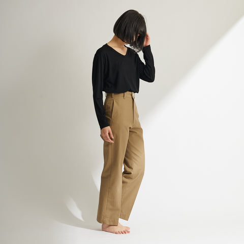 モデル：女性168cm、MEN'S メリノウール100%Vネック長袖TシャツMサイズの着用画像（横）