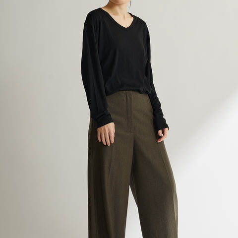 モデル：女性158cm、MEN'S メリノウール100%Vネック長袖TシャツMサイズの着用画像（斜め前）