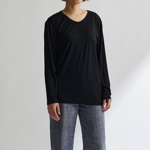 モデル：女性172cm、MEN'S メリノウール100%Vネック長袖TシャツLサイズの着用画像（前）