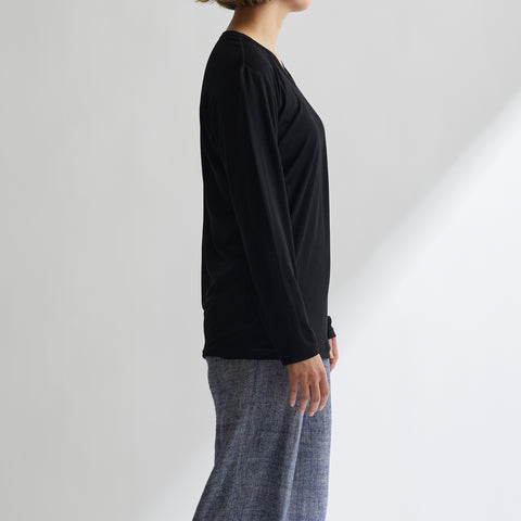 モデル：女性172cm、MEN'S メリノウール100%Vネック長袖TシャツLサイズの着用画像（後）