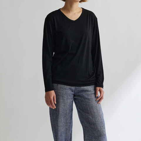 モデル：女性172cm、MEN'S メリノウール100%Vネック長袖TシャツMサイズの着用画像（前）