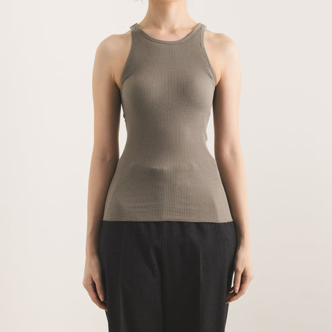 Model: 168cm C65, Wearing Cotton & Silk Rib American Armhole Tank Top with Bra size S (front)