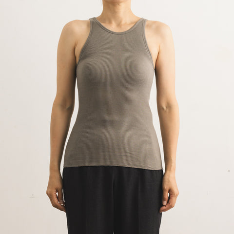 Model: 166cm C70, Wearing Cotton & Silk Rib American Armhole Tank Top with Bra size M (front)