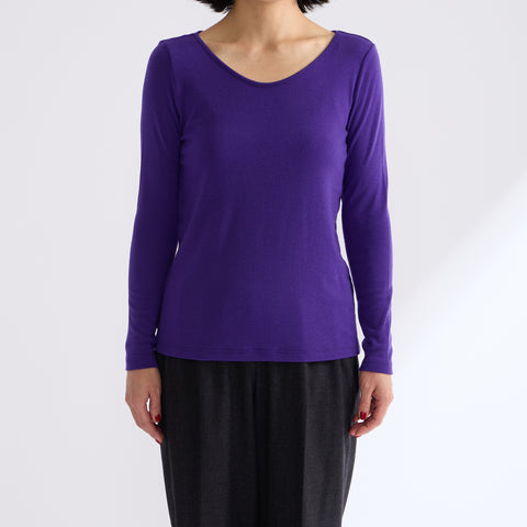 Model: 160cm B-C70, Wearing 100% Merino Wool Circular Rib Scoop Neck Pullover size M (front)