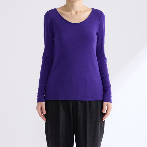 Model: 158cm B70, Wearing 100% Merino Wool Circular Rib Scoop Neck Pullover size S (front)