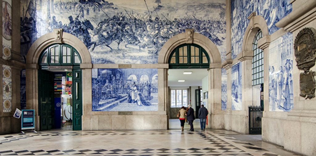 10 examples of the art of azulejos in Portugal - Oporto, São Bento train station