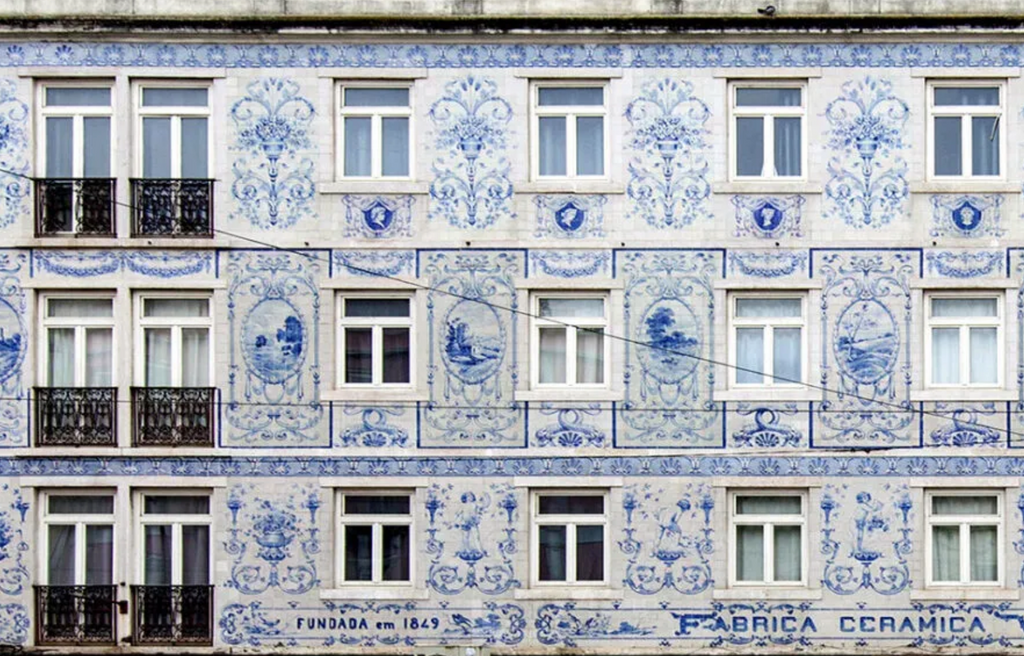 10 exemples de l'art des azulejos au Portugal - Lisbonne, bâtiment de la manufacture Viúva Lamego