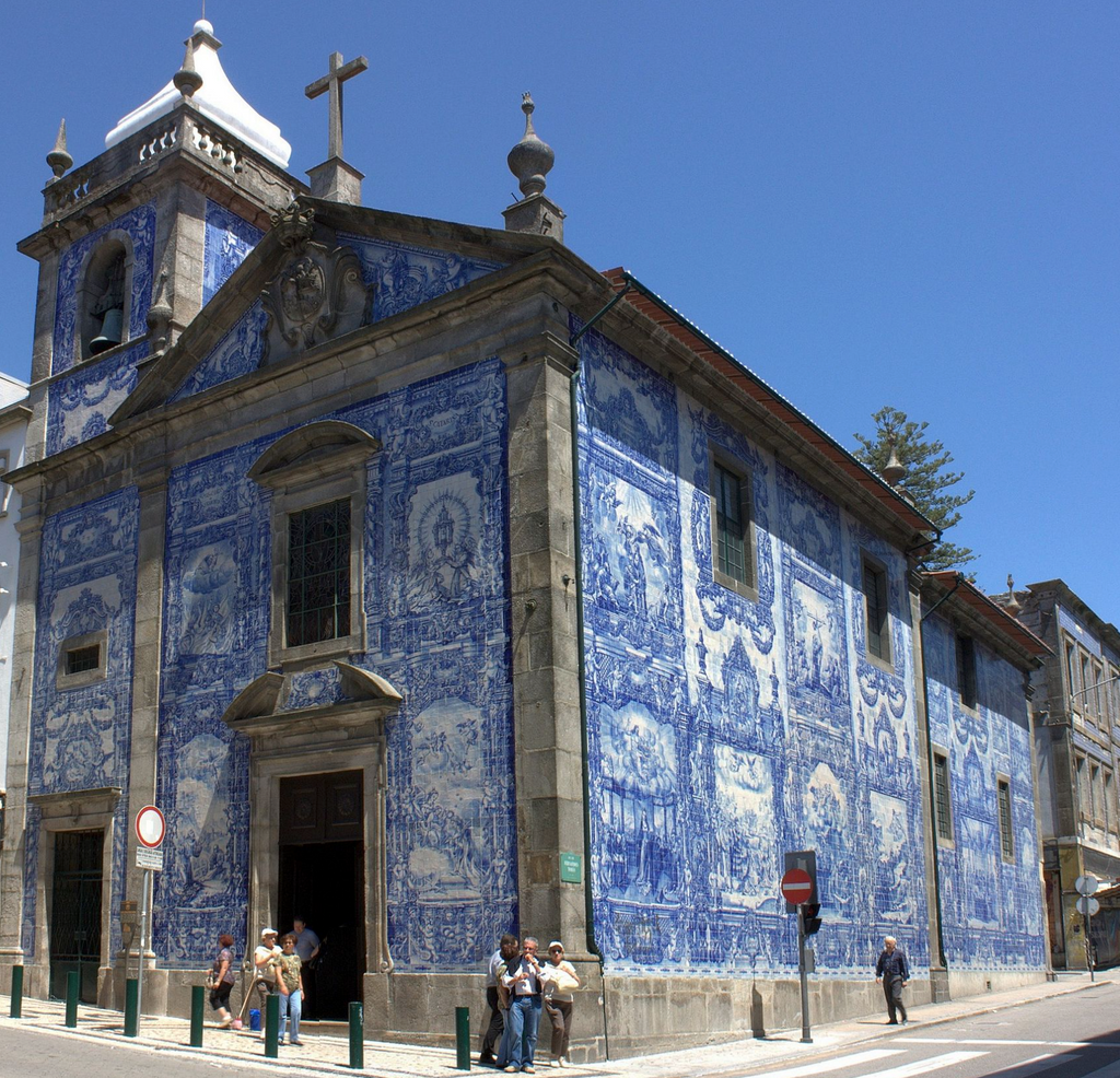 Azulejo Português Nas Escadas Da Catedral Foto de Stock - Imagem de  arquitetura, santo: 18767698