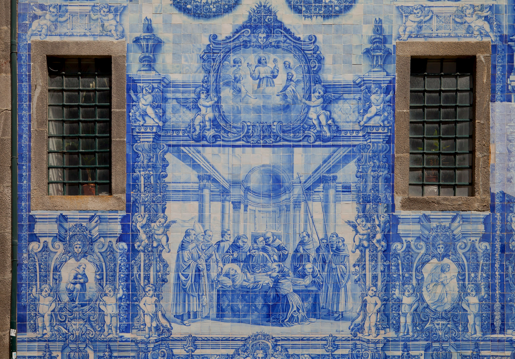 10 examples of the art of azulejos in Portugal - Oporto detail Capela das Almas