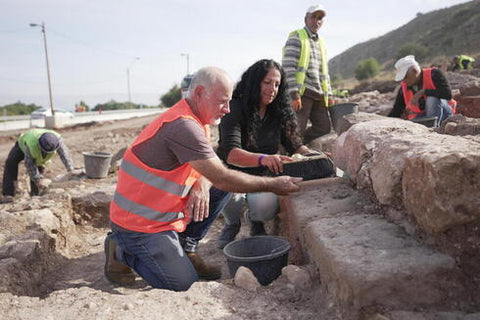 Dina Avshalom Gurni, del Instituto de Arqueología de la Universidad de Haifa, y el doctor Yehuda Govrin durante las excavaciones