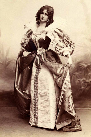 Cleo de Merode in costume