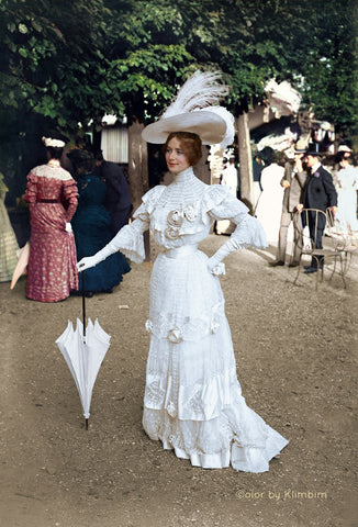 Colorized photograph of an elegant Cleo de Merode as herself