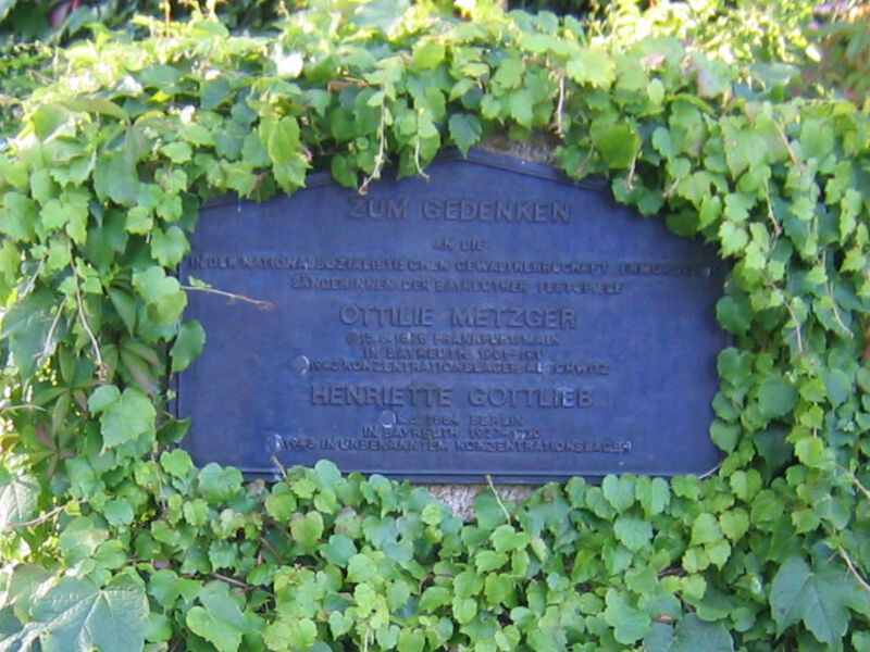 Memorial plaque for Ottilie Metzger and Henriette Gottlieb in the Ferstspielpark Bayreuth.