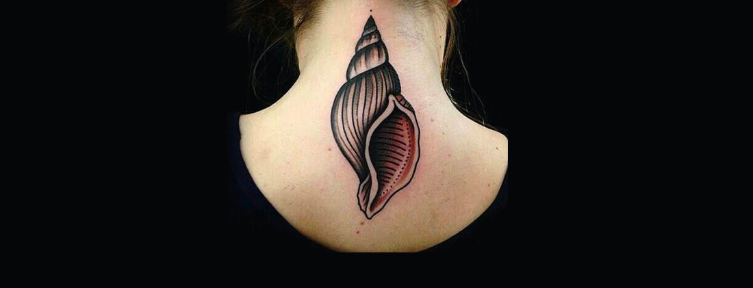 Tatouage coquillage sur le dos