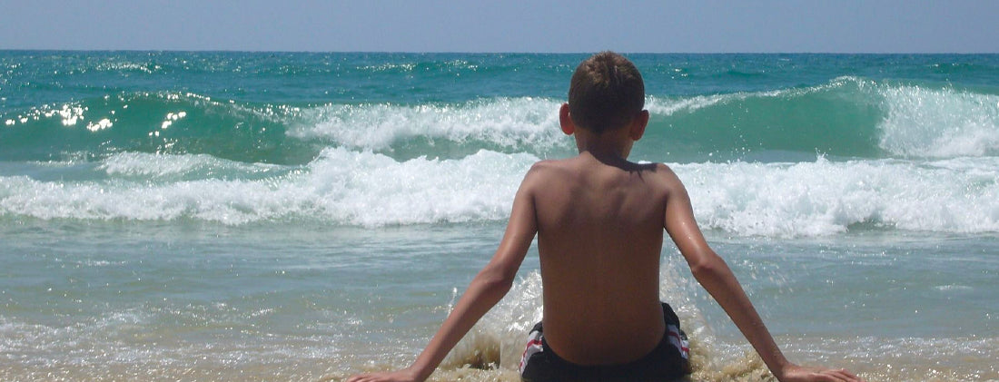 Enfant admirant la mer