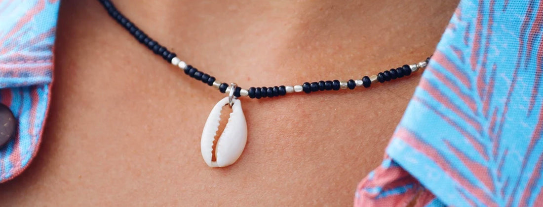 collier surfeur avec coquillage cauri