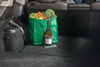 Veilige bevestiging van flessen in de kofferruimte met Stayhold Organizer in een Tesla Model Y