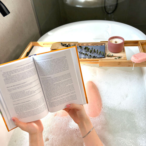 maman lisant un livre dans son bain pour relaxer lors de la fête des mères