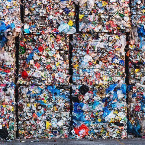 Lots de plastique recyclé en attente d'être livré à l'extérieur du pays