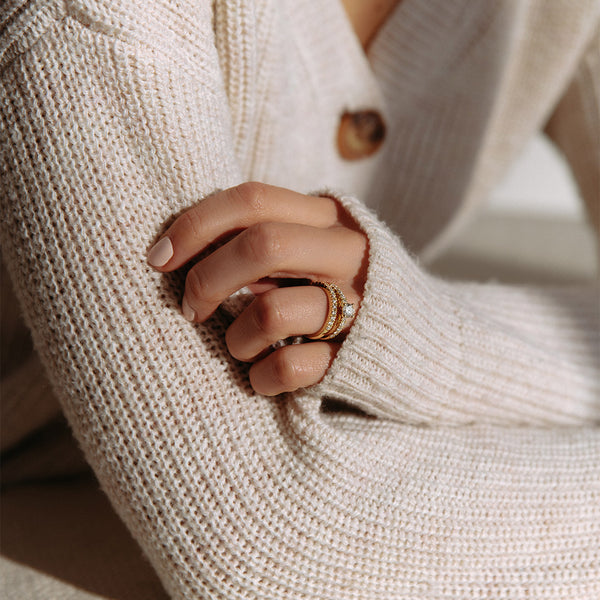 Aan Welke Hand Draag Je Jouw Verlovingsring En Trouwring? – Aurore Jewelry