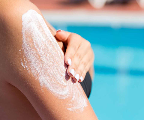Quel soin de peau & cheveux utiliser après la piscine ?