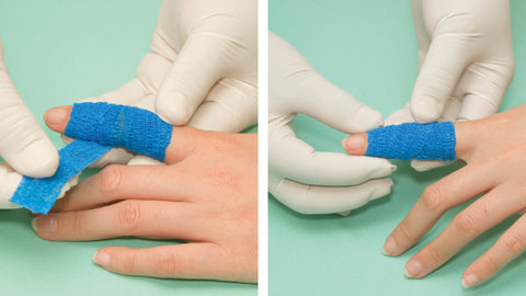 Finger wird mit selbsthaftenden Fingerpflaster verbunden