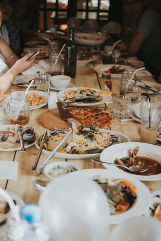 Ein Spiel für Gruppen an einer Tafel mit vielen Menschen und Essen