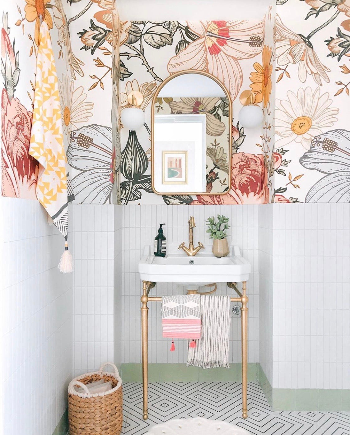 Adora Vintage, Floral Wallpaper in toilet