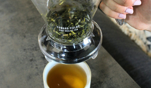 Foto de la nueva tetera de Edward Fields Tea, la Magic Tea Maker. Con las hojas de té verde