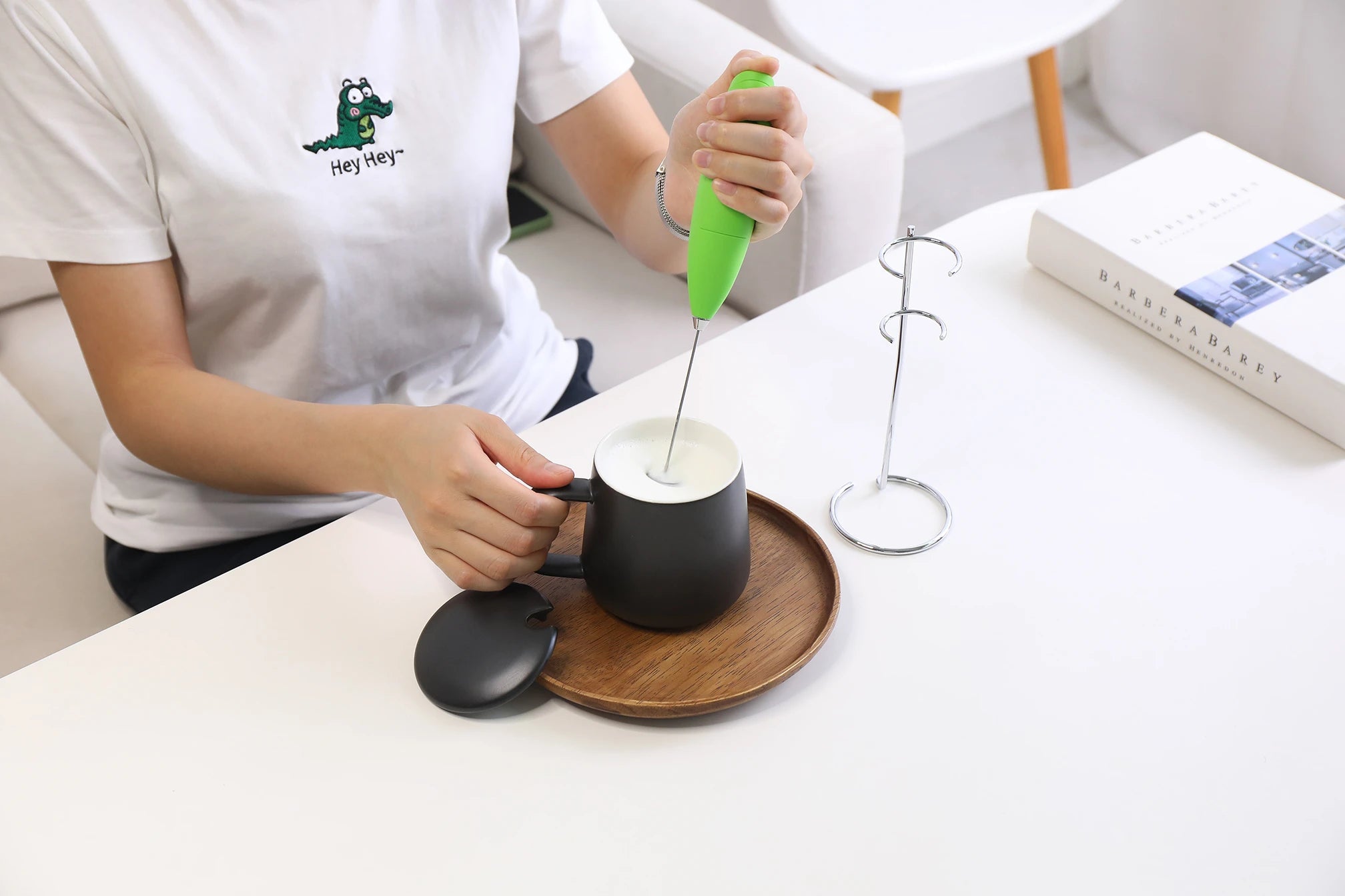 https://cdn.shopify.com/s/files/1/0330/5917/6493/files/Matcha_Electric_Whisk_and_Stand_Stainless_Steel_Scoop_and_Sifter1.webp?v=1657848489