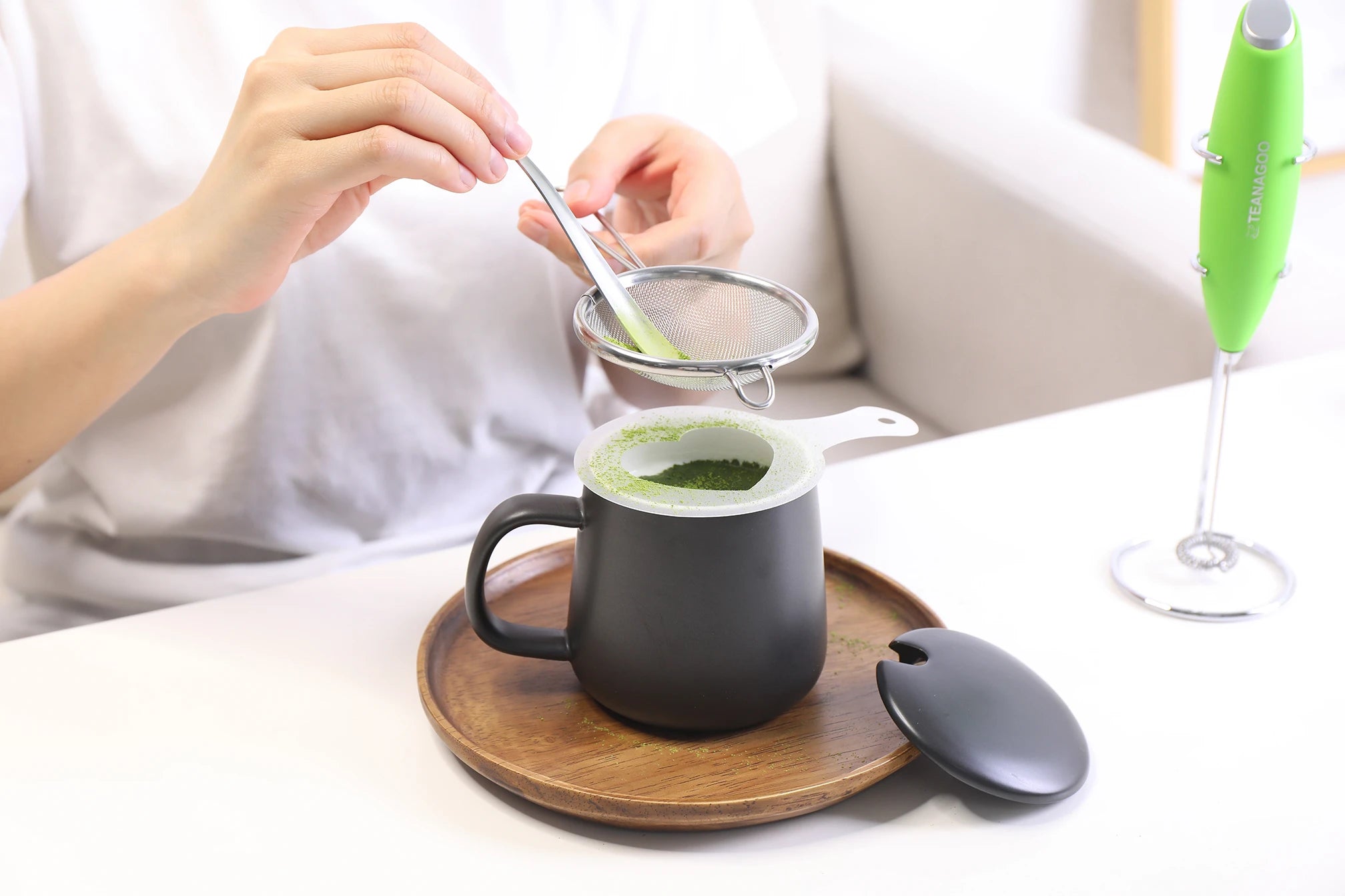 https://cdn.shopify.com/s/files/1/0330/5917/6493/files/Matcha_Electric_Whisk_and_Stand_Stainless_Steel_Scoop_and_Sifter2.webp?v=1657848490