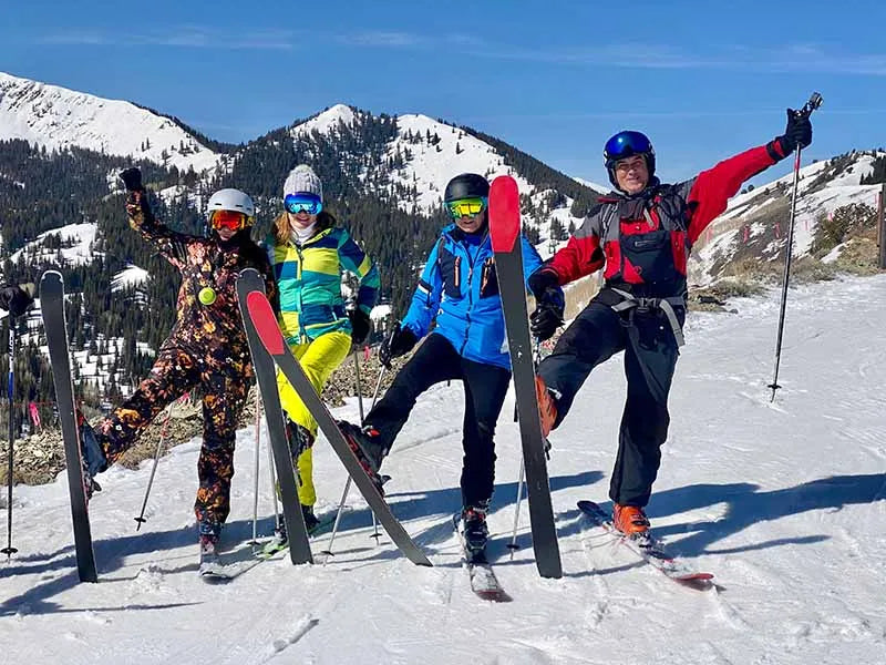 4 Skifahrer auf der Piste