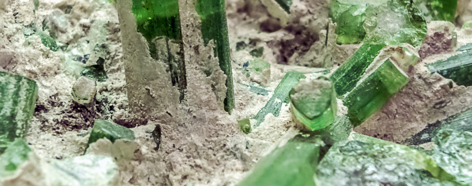 tourmaline verte cristaux dans leur matrice