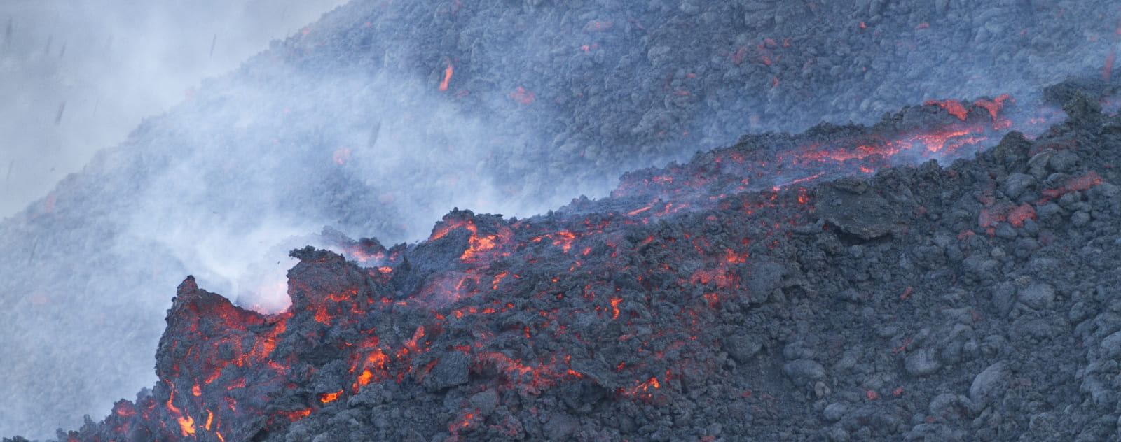 obsidienne en formation, coulée de lave volcan